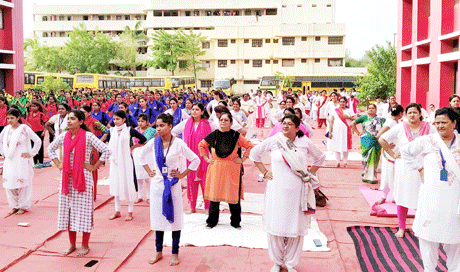 भिलाई। स्वामी श्री स्वरूपानंद सरस्वती महाविद्यालय में विश्व योग दिवस के अवसर पर रासेयो के द्वारा योग शिविर का आयोजन किया गया जिसमें महाविद्यालय के प्राध्यापकों व कार्यालयीन कर्मचारियों ने भाग लिया। मुख्य अतिथि हुडको क्षेत्र की पार्षद श्रीमती सुरेखा खट्टी थीं। योग प्रशिक्षक श्रीमती रंजना तिवारी, सीमा स्वरूप सहयोगी स्वाती शाह, सीमा ताम्रकार उपस्थित हुये। कार्यक्रम की अध्यक्षता शंकराचार्य नर्सिंग महाविद्यालय की सीओओ डॉ. मोनिषा शर्मा ने की। विशेष अतिथि महाविद्यालय की प्राचार्य डॉ. श्रीमती हंसा शुक्ला थीं।