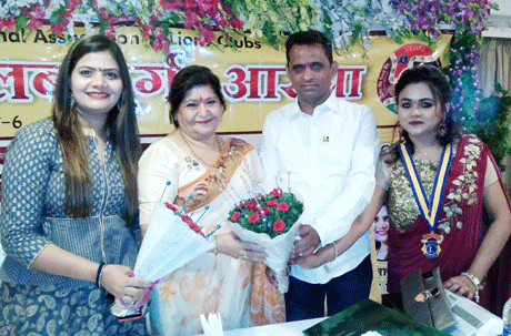 दुर्ग। लायन्स क्लब दुर्ग ‘आस्था’ के शपथ ग्रहण समारोह को संबोधित करते हुए राज्य के गृह मंत्री ताम्रध्वज साहू ने हैरानी जताई कि शिक्षा का विस्तार हुआ, धार्मिक चैनलों की बाढ़ आ गई, साल भर प्रवचन हो रहे, तो फिर अपराधों में वृद्धि क्यों हो रही है। उन्होंने कहा कि जैसे जैसे विकास हो रहा है, इंसानी दरिन्दगी के मामलों में भी इजाफा हो रहा है। उन्होंने मानवता की सेवा की दिशा में लायन्स क्लब द्वारा किये जा रहे प्रयासों की सराहना करते हुए कहा कि इन गतिविधियों में और तेजी लाने की जरूरत है।
