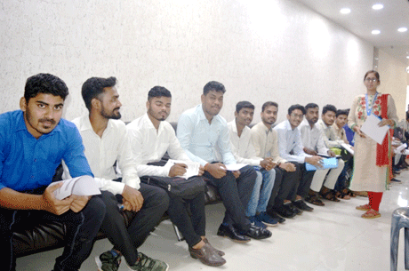 भिलाई। संजय रूंगटा ग्रुप आॅफ इंस्टीट्यूशन्स द्वारा आयोजित कैम्पस जॉब फेयर में कम्पनियों द्वारा चयनित युवा खुशी से खिलखिलाते चेहरे लेकर निकले। इस जॉब फेयर के आयोजन की प्रमुख कम्पनिया धूत ट्रांसमिशन, स्काय कलेक्शंस प्राइवेट लिमिटेड, रोंच पॉलीमर्स प्राइवेट लिमिटेड, फुंसकुल इण्डिया लिमिटेड रही। युवा छात्रों की पंजीयन प्रक्रिया के बाद विभिन्न कंपनियों के प्रतिनिधियों ने प्री-प्लेसमेंट टॉक दिया जिसमे उन्होंने कंपनी के कार्यक्षेत्र के सम्बन्ध में जानकारी दी।