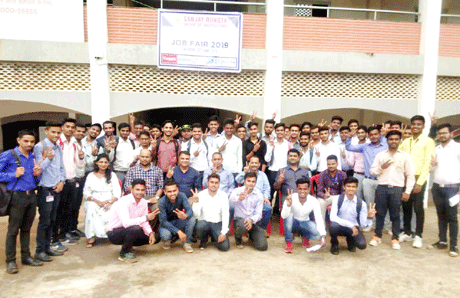 भिलाई। संजय रूंगटा ग्रुप आॅफ इंस्टीट्यूशन्स द्वारा आयोजित कैम्पस जॉब फेयर में कम्पनियों द्वारा चयनित युवा खुशी से खिलखिलाते चेहरे लेकर निकले। इस जॉब फेयर के आयोजन की प्रमुख कम्पनिया धूत ट्रांसमिशन, स्काय कलेक्शंस प्राइवेट लिमिटेड, रोंच पॉलीमर्स प्राइवेट लिमिटेड, फुंसकुल इण्डिया लिमिटेड रही। युवा छात्रों की पंजीयन प्रक्रिया के बाद विभिन्न कंपनियों के प्रतिनिधियों ने प्री-प्लेसमेंट टॉक दिया जिसमे उन्होंने कंपनी के कार्यक्षेत्र के सम्बन्ध में जानकारी दी।