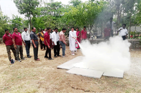 भिलाई। एमजे कालेज में आज स्टेट डिसास्टर रिस्पांस फोर्स एसडीआरएफ ने अपनी प्रस्तुति दी। फोर्स के डिस्ट्रिक्ट कमांडेंट एसडी विश्वकर्मा, कंपनी कमांडेंट व प्रभारी जेएल देशमुख तथा फायर सेफ्टी ऑफिसर माइकल सेंटियागो ने आग से निपटने, बाढ़ में बचाव कार्य एवं उपलब्ध संसाधनों से स्ट्रेचर, डूबने से बचने के फौरी उपायों की जानकारी दी। कार्यक्रम की अध्यक्षता महाविद्यालय की निदेशक श्रीलेखा विरुलकर ने की। उन्होंने कहा कि लोगों को आपदा प्रबंधन की तकनीकों को स्वयं भी सीखना चाहिए तथा अपने आसपास के लोगों को भी सिखाना चाहिए।