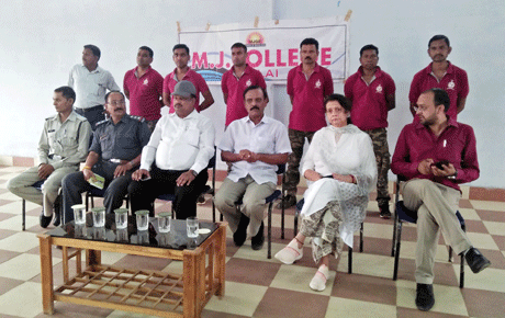 भिलाई। एमजे कालेज में आज स्टेट डिसास्टर रिस्पांस फोर्स एसडीआरएफ ने अपनी प्रस्तुति दी। फोर्स के डिस्ट्रिक्ट कमांडेंट एसडी विश्वकर्मा, कंपनी कमांडेंट व प्रभारी जेएल देशमुख तथा फायर सेफ्टी ऑफिसर माइकल सेंटियागो ने आग से निपटने, बाढ़ में बचाव कार्य एवं उपलब्ध संसाधनों से स्ट्रेचर, डूबने से बचने के फौरी उपायों की जानकारी दी। कार्यक्रम की अध्यक्षता महाविद्यालय की निदेशक श्रीलेखा विरुलकर ने की। उन्होंने कहा कि लोगों को आपदा प्रबंधन की तकनीकों को स्वयं भी सीखना चाहिए तथा अपने आसपास के लोगों को भी सिखाना चाहिए।