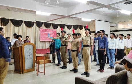 भिलाई। श्रीशंकराचार्य महाविद्यालय में अंतर्राष्ट्रीय नशा निषेध दिवस (इंटरनेशनल डे अगेन्स्ट ड्रग अब्यूस एंड इलिसिट ट्रैफिकिंग) का आयोजन किया गया। लोगों को नशे से मुक्त कराने और उन्हें जागरूक करने के उद्देश्य से यह दिवस मनाया जाता है। इस अवसर पर महाविद्यालय के 26 एस.डी. कैडेट व 11 एस.डब्लू. एन.सी.सी. कैडेट के द्वारा नशा मुक्ति व इलिसिट ट्रैफिकिंग पर शपथ दिलवाया गया।