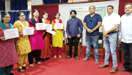 भिलाई। स्वामी श्री स्वरूपानंद सरस्वती महाविद्यालय में अंतरराष्ट्रीय नेत्रदान दिवस के अवसर पर राष्ट्रीय सेवा योजना एवं नवदृष्टि फाउंडेशन के संयुक्त तात्वावधान में ‘नेत्रदान महादान’ का संकल्प पत्र भरा गया कार्यक्रम में नवदृष्टि फाउंडेशन संस्था के संस्थापक अनिल बल्लेवार, अध्यक्ष कुलदीप भाटिया, सचिव राज अढ़तिया, सदस्य जितेन्द्र हासवानी उपस्थित हुये। कार्यक्रम की अध्यक्षता महाविद्यालय के सीओओ डॉ. दीपक शर्मा ने की।
