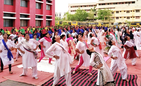 भिलाई। स्वामी श्री स्वरूपानंद सरस्वती महाविद्यालय में विश्व योग दिवस के अवसर पर रासेयो के द्वारा योग शिविर का आयोजन किया गया जिसमें महाविद्यालय के प्राध्यापकों व कार्यालयीन कर्मचारियों ने भाग लिया। मुख्य अतिथि हुडको क्षेत्र की पार्षद श्रीमती सुरेखा खट्टी थीं। योग प्रशिक्षक श्रीमती रंजना तिवारी, सीमा स्वरूप सहयोगी स्वाती शाह, सीमा ताम्रकार उपस्थित हुये। कार्यक्रम की अध्यक्षता शंकराचार्य नर्सिंग महाविद्यालय की सीओओ डॉ. मोनिषा शर्मा ने की। विशेष अतिथि महाविद्यालय की प्राचार्य डॉ. श्रीमती हंसा शुक्ला थीं।