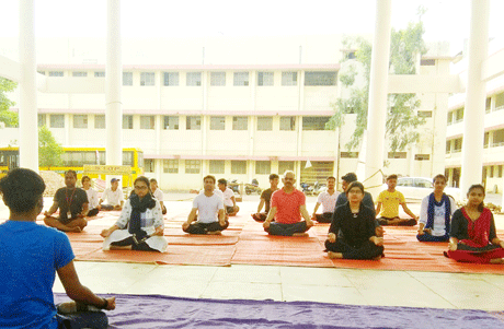 भिलाई। श्री शंकराचार्य टेक्निकल कैंपस के राष्ट्रीय सेवा योजना इकाई द्वारा 21 जून को विश्व योग दिवस के उपलक्ष्य पर। इस अवसर पर संस्था से रासेयो के कार्यक्रम अधिकारी डॉ. डी. एस. रघुवंशी, श्री गोविंद सिंह एवं संस्था के शिक्षकगण उपस्थित रहे। इस आयोजन के माध्यम से योग के हमारे दैनिक जीवनशैली में होने वाले महत्व को वर्णित किया गया। स्वयंसेवक दामोदर चौहान के द्वारा योग प्रशिक्षण दिया गया। स्वयंसेवको में कौशल, दीपक, आदित्य, राकेश, दिव्या एवं प्रवीण उपस्थित रहे। यह आयोजन कार्यक्रम अधिकारी डॉ डी एस रघुवंशी एवं गोविंद सिंह के मार्गदर्शन में सफलतापूर्वक संपन्न हुआ। 