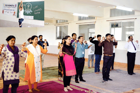 भिलाई। पांचवे अंतर्राष्ट्रीय योग दिवस के अवसर पर संजय रूंगटा ग्रुप द्वारा संचालित आर.एस.आर रूंगटा इंजीनियरिंग कॉलेज, रूंगटा डेंटल कॉलेज, रूंगटा साइंस कॉलेज व रूंगटा इंस्टिट्यूट आॅफ फार्मास्युटिकल साइंसेस में योग दिवस का आयोजन किया गया जिसमे समूह के गुरुजन, विद्यार्थीगण, व अन्य कार्यालीन स्टाफ ने योग प्रशिक्षण प्राप्त किया और योग गुणों से पारंगत हुए । योग से होने वाले शारीरिक, मानसिक एवं आत्मिक विकास के बारे में विस्तार से जानकारी हासिल किये।इस वर्ष योग फॉर हार्ट थीम के तहत योगाभ्यास कराया गया अत: योगाभ्यास में विशेष रूप से हृदय सम्बन्धी आसन कराये गए।