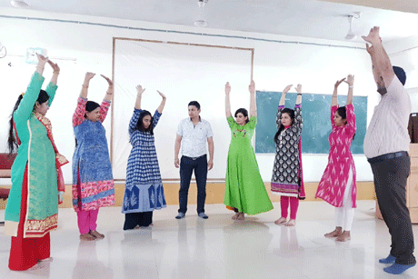 भिलाई। पांचवे अंतर्राष्ट्रीय योग दिवस के अवसर पर संजय रूंगटा ग्रुप द्वारा संचालित आर.एस.आर रूंगटा इंजीनियरिंग कॉलेज, रूंगटा डेंटल कॉलेज, रूंगटा साइंस कॉलेज व रूंगटा इंस्टिट्यूट आॅफ फार्मास्युटिकल साइंसेस में योग दिवस का आयोजन किया गया जिसमे समूह के गुरुजन, विद्यार्थीगण, व अन्य कार्यालीन स्टाफ ने योग प्रशिक्षण प्राप्त किया और योग गुणों से पारंगत हुए । योग से होने वाले शारीरिक, मानसिक एवं आत्मिक विकास के बारे में विस्तार से जानकारी हासिल किये।इस वर्ष योग फॉर हार्ट थीम के तहत योगाभ्यास कराया गया अत: योगाभ्यास में विशेष रूप से हृदय सम्बन्धी आसन कराये गए।