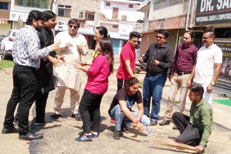 भिलाई। कॉमर्स की अग्रणी संस्था डॉ. संतोष राय इंस्टीट्यूट द्वारा स्वच्छता पर एक शॉर्ट फिल्म बनाई गई हैं जिसका मुख्य उद्देश्य नगर एवं देशवासियों को स्वच्छता के प्रति जागरूक करना हैं। इस शॉर्ट फिल्म में मुख्य कलाकार के रूप में डॉ. संतोष राय, फजल फारूकी, रमेश पटेल, प्रवीण बाफना, राजेश अग्रवाल, केतन ठक्कर, प्रियंका शर्मा, प्रीति शर्मा, अंकित धोते, राहुल तनेजा, हिमांशु यादव शामिल हैं। फिल्म की निर्माता एवं निर्देशक मिट्ठू मैडम हैं तथा सहायक निर्देशक अभिषेक राय हैं। फिल्म की पूरी पटकथा डॉ. संतोष राय द्वारा तैयार की गई हैं।
