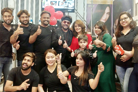 भिलाई। हेयर स्टाइलिंग और स्पा आज करोड़ों रुपए रोजगार का साधन बन चुका है। यदि आप एक शानदार करियर ढूंढ रहे हैं जिसमें ग्लैमर हो, रुतबा हो और पैसा भी हो तो हेयर स्टाइलिंग एंड हेयर केयर आपके लिए एक अच्छा करियर हो सकता है। यह कहना है कि जस एंड सैम का। मुंबई में हेयर स्टाइलिंग और स्पा की दुनिया में प्रतिष्ठित होने के बाद उन्होंने ट्रेनिंग का काम शुरू किया और आज उनके सिखाए बच्चे देश के कोने कोने में सलून और स्पा का संचालन कर अच्छा पैसा कमा रहे हैं।