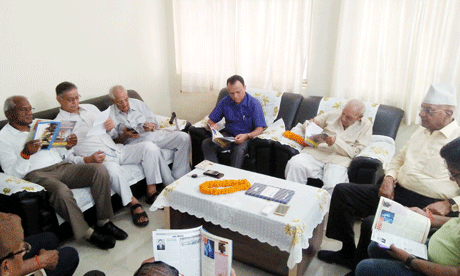 भिलाई। छत्तीसगढ़ के अवकाश प्राप्त पुलिस अधिकारियों की संस्था छत्तीसगढ़ सेवानिवृत्त पुलिस अधिकारी कल्याण संघ की स्मारिका का विमोचन आज संघ के कार्यालय सड़क-1, सेक्टर-7 में किया गया। इस अवसर पर पूर्व अधिकारियों ने भूली बिसरी यादों को ताजा किया और रोचक किस्से भी सुनाए।