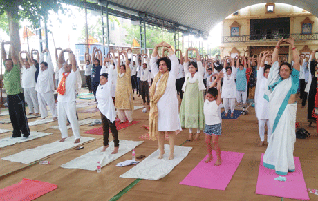 भिलाई। अंतरराष्ट्रीय योग दिवस पर श्री राधा कृष्ण मंदिर परिसर में आयोजित योग महोत्सव को संबोधित करते हुए वरिष्ठ उद्योगपति एवं शिक्षाविद विजय कुमार गुप्ता ने कहा कि योग का अभ्यास यदि कम उम्र से ही शुरू कर दिया जाए तो व्यक्ति जीवन पर्यंत चुस्त दुरुस्त रह सकता है। प्रौढ़ावस्था में शुरू करने से आसन तो दूर प्राणायम तक करना मुश्किल हो जाता है। श्री गुप्ता ने कहा कि योग अब इंटरनैशनल हो गया है और इसका महत्व आज लोगों की समझ में आ गया है। आज पूरी दुनिया में इस भारतीय विद्या का डंका बज रहा है। मुस्लिम राष्ट्रों में भी लोग बड़े चाव से योग कर रहे हैं।