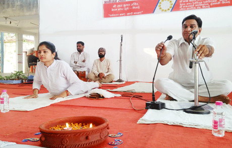 भिलाई। अंतरराष्ट्रीय योग दिवस पर श्री राधा कृष्ण मंदिर परिसर में आयोजित योग महोत्सव को संबोधित करते हुए वरिष्ठ उद्योगपति एवं शिक्षाविद विजय कुमार गुप्ता ने कहा कि योग का अभ्यास यदि कम उम्र से ही शुरू कर दिया जाए तो व्यक्ति जीवन पर्यंत चुस्त दुरुस्त रह सकता है। प्रौढ़ावस्था में शुरू करने से आसन तो दूर प्राणायम तक करना मुश्किल हो जाता है। श्री गुप्ता ने कहा कि योग अब इंटरनैशनल हो गया है और इसका महत्व आज लोगों की समझ में आ गया है। आज पूरी दुनिया में इस भारतीय विद्या का डंका बज रहा है। मुस्लिम राष्ट्रों में भी लोग बड़े चाव से योग कर रहे हैं।