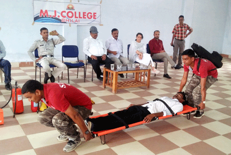 भिलाई। एमजे कालेज में आज स्टेट डिसास्टर रिस्पांस फोर्स एसडीआरएफ ने अपनी प्रस्तुति दी। फोर्स के डिस्ट्रिक्ट कमांडेंट एसडी विश्वकर्मा, कंपनी कमांडेंट व प्रभारी जेएल देशमुख तथा फायर सेफ्टी ऑफिसर माइकल सेंटियागो ने आग से निपटने, बाढ़ में बचाव कार्य एवं उपलब्ध संसाधनों से स्ट्रेचर, डूबने से बचने के फौरी उपायों की जानकारी दी। कार्यक्रम की अध्यक्षता महाविद्यालय की निदेशक श्रीलेखा विरुलकर ने की। उन्होंने कहा कि लोगों को आपदा प्रबंधन की तकनीकों को स्वयं भी सीखना चाहिए तथा अपने आसपास के लोगों को भी सिखाना चाहिए।