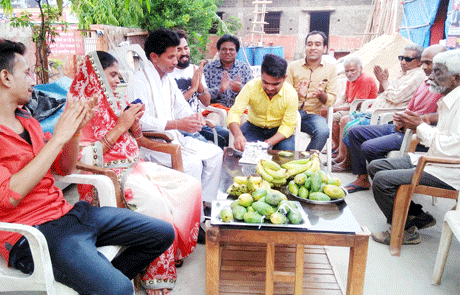 भिलाई। दुर्ग निवासी पंकज चौरिया ने आस्था बहुउद्देश्यीय संस्थान द्वारा संचालित वृद्धाश्रम में अपना जन्मदिन मनाया। वे अपनी माता श्रीमती सुनीता देवी एवं पिता श्री ओंकार सिंह चौरिया एवं मित्र दुर्गेश वर्मा, राजेश चौरिया तथा अजय साहिलवार के साथ यहां पहुंचे थे। केक काटने के साथ ही फल वितरण कर उन्होंने बुजुर्गों से आशीर्वाद लिया। संस्था प्रमुख प्रकाश गेडाम ने वृद्धाश्रम की जानकारी देते हुए इन बच्चों को बताया कि यहां 19 बुजुर्गों का आश्रय मिला हुआ है। इनमें 8 माताएं हैं।
