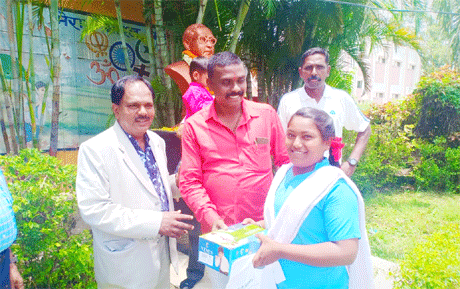 भिलाई। सेक्टर-6 में गुरुद्वारा के पास आंध्र माला समाज भिलाई द्वारा संचालित डीएसएम हाई स्कूल की छात्र-छात्राओं को पूर्व के वर्षों की तरह स्कूल यूनिफॉर्म का वितरण किया गया। इस स्कूल में वंचित परिवारों के बच्चों के लिए उच्च गुणवत्ता की कक्षाएं नि:शुल्क संचालित की जाती हैं। रविवार 28 जुलाई को आायोजित इस समारोह में भिलाई इस्पात संयंत्र के पूर्व डीजीएम पीपी वर्मा के सौजन्य से शाला गणवेश का वितरण किया गया। वे प्रत्येक वर्ष इन बच्चों को यूनिफॉर्म उपलब्ध कराते हैं।