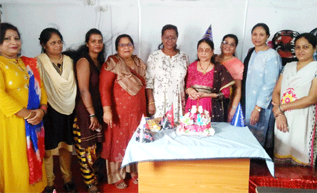 भिलाई। कल्याण महाविद्यालय की पूर्व प्राध्यापक डॉ अंजना श्रीवास्तव ने गुरूवार को अर्पण स्कूल के बच्चों के साथ अपना जन्मदिन मनाया। उन्होंने बच्चों को खूबसूरत रंग बिरंगे खिलौने भेंट किये। अर्पण स्कूल ने उनके जन्मदिन को सेलिब्रेट करने के लिए एक खूबसूरत केक मंगवाया था। डॉ श्रीवास्तव इससे पहले भी अपना जन्मदिन इसी स्कूल के बच्चों के साथ मना चुकी हैं।