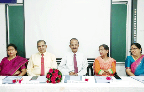 भिलाई। भिलाई महिला महाविद्यालय में चार दिवसीय फैकल्टी डेवलपमेंट प्रोग्राम ‘इन पर्सूट ऑफ़ एक्सेलेंस’ को संबोधित करते हुए अतिथि वक्ता अहमदाबाद मैनेजमेंट एसोसिएशन के अतिथि प्राध्यापक थॉमस ओमेन ने कहा कि छात्र की पहचान माता-पिता के बाद उसके शिक्षक से होती है। सोना और शराब जितनी पुरानी होती है, उतनी ही मूल्यवान हो जाती है। यही बात शिक्षकों पर भी लागू होती है।