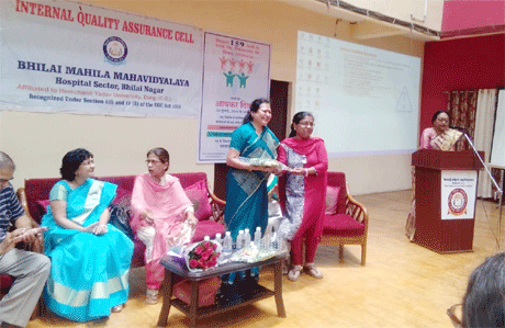 भिलाई। आयकर विभाग के 159वें स्थापना दिवस के अवसर पर भिलाई महिला महाविद्यालय में अतिथि व्याख्यान का आयोजन किया गया। मुख्य वक्ता के रूप में आयकर सहायक आयुक्त श्रीमती रूपा ढांडे ने अपनी उपस्थिति दी। उन्होंने छात्राओं को आयकर विभाग, आयकर और विभाग की कार्यप्रणाली के बारे में विस्तार से जानकारी दी। श्रीमती ढांडे ने कहा कि आयकर के विषय में लोगों में अनेक भ्रांतियां व्याप्त हैं।
