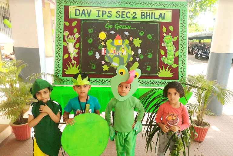 भिलाई। डीएवी इस्पात पब्लिक स्कूल सेक्टर- 2 में हरित दिवस का आयोजन किया गया। जिसमें मुख्य रूप से नर्सरी से यूकेजी की कक्षाओं ने भाग लिया। इसमें सभी बच्चे हरी वेशभूषा से सुसज्जित थे। जिसमें से ग्रीन प्रिंस नर्सरी ए के सैयद मोहम्मद मोयुउद्दीन तथा ग्रीन प्रिंसेस नर्सरी बी की जियांशी को चुना गया। इस कार्यक्रम में छोटे-छोटे बच्चों द्वारा पर्यावरण संरक्षण पर आधारित कई कार्यक्रम प्रस्तुत किए गए।