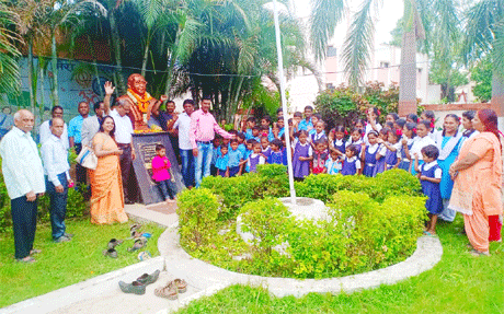 भिलाई। सेक्टर-6 में गुरुद्वारा के पास आंध्र माला समाज भिलाई द्वारा संचालित डीएसएम हाई स्कूल की छात्र-छात्राओं को पूर्व के वर्षों की तरह स्कूल यूनिफॉर्म का वितरण किया गया। इस स्कूल में वंचित परिवारों के बच्चों के लिए उच्च गुणवत्ता की कक्षाएं नि:शुल्क संचालित की जाती हैं। रविवार 28 जुलाई को आायोजित इस समारोह में भिलाई इस्पात संयंत्र के पूर्व डीजीएम पीपी वर्मा के सौजन्य से शाला गणवेश का वितरण किया गया। वे प्रत्येक वर्ष इन बच्चों को यूनिफॉर्म उपलब्ध कराते हैं।