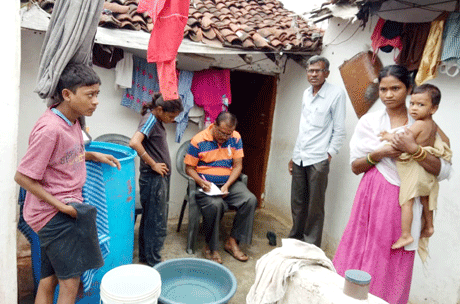 भिलाई। निगम क्षेत्रान्तर्गत मौसमी एवं जलजनित बीमारियों (पीलिया, उल्टी-दस्त) वेक्टर जनित रोग (डेंगू/मलेरिया) के रोकथाम एवं बचाव के लिए नगर निगम भिलाई और शहरी परिवार कल्याण केंद्र सुपेला की संयुक्त टीम ने सघन अभियान चलाकर मच्छरों के लार्वा मिलने की आशंका वाले घरों में टेमीफास का उपयोग किया। 1463 कूलर व 620 टंकी की जांच की गई।