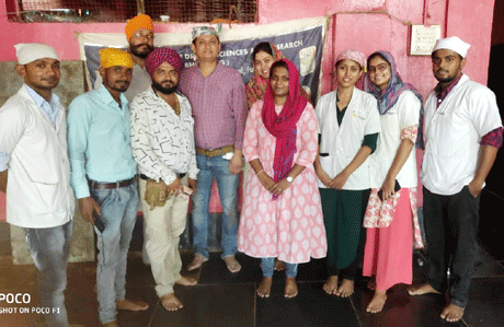 भिलाई। संजय रूंगटा ग्रुप के रूंगटा डेंटल कॉलेज के पब्लिक हेल्थ डेंटिस्ट्री विभाग द्वारा अमर बाबा दीप सिंग जी नदी गुरूद्वारे दुर्ग में आम जन एवं दर्शनार्थियों के लिए निशुल्क दंत रोग परामर्श एवं चिकित्सा शिविर का आयोजन किया गया। शिविर में आने वाले लोगों के मुख की जांच कर उचित परामर्श दिया गया। रूंगटा डेंटल की टीम द्वारा समय समय पर विद्यालयों, गांवों तथा धार्मिक स्थलों में ऐसे आयोजन किये जाते हैं।