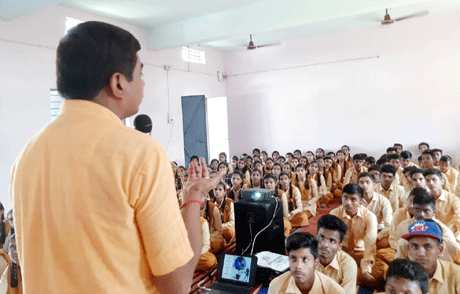 भिलाई। युवाओं को जागृत करने एवं सही मार्ग प्रसस्त करने के लिए अखिल विश्व गायत्री परिवार के युवा संगठन दिव्य भारत युवा संघ (दिया) छग द्वारा पिछले कई सालों से स्कूल- कॉलेजों में निरंतर कार्यशालाएं आयोजित की जा रही है। इसी क्रम में पुरई शासकीय हाईस्कूल की छात्राओं को संकल्प दिलाया गया कि वे राखी उसे ही बांधेंगी जो नशे को ‘ना’ कहेंगे।