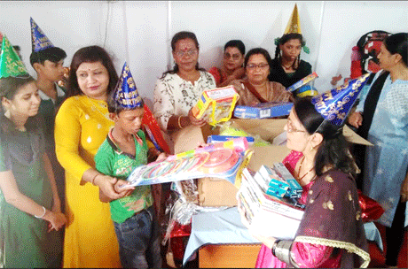 भिलाई। कल्याण महाविद्यालय की पूर्व प्राध्यापक डॉ अंजना श्रीवास्तव ने गुरूवार को अर्पण स्कूल के बच्चों के साथ अपना जन्मदिन मनाया। उन्होंने बच्चों को खूबसूरत रंग बिरंगे खिलौने भेंट किये। अर्पण स्कूल ने उनके जन्मदिन को सेलिब्रेट करने के लिए एक खूबसूरत केक मंगवाया था। डॉ श्रीवास्तव इससे पहले भी अपना जन्मदिन इसी स्कूल के बच्चों के साथ मना चुकी हैं।