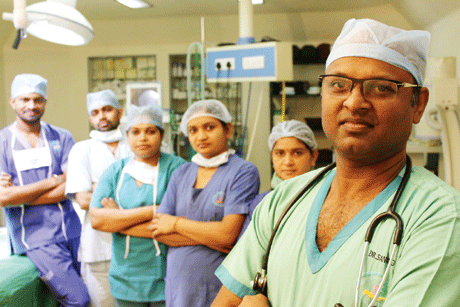 भिलाई। एनेस्थीसिया या निष्चेतना, चिकित्सा क्षेत्र की उस विशेषज्ञता से संबंधित है जिसके बिना सर्जरी की कल्पना तक नहीं की जा सकती। एनेस्थेटिस्ट मरीज को सर्जरी के लिये तैयार करता है, सर्जरी के दौरान एवं सर्जरी के पश्चात पूरी तरह सामान्य होने तक मरीज का प्रबंधन करता है। वह ऐसी व्यवस्था करता है कि सर्जरी के दौरान या बाद में होने वाली पीड़ा का उसे स्मरण न रहे। निश्चेतना के विषय में यहां स्पर्श मल्टीस्पेशालिटी हॉस्पिटल के निश्चेतना विशेषज्ञ डॉ संजय गोयल से जानते हैं इससे जुड़ी महत्वपूर्ण जानकारियां :-