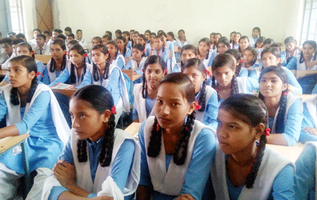  भिलाई। सूचनाओं के इस बवंडर में सही सूचना प्राप्त करना एक कठिन चुनौती है। इसलिए सूचना के सही स्रोतों की पहचान करना बेहद जरूरी है। अफवाहें और आधी अधूरी सूचनाएं अनेक समस्याओं को जन्म देती हैं। छात्र जीवन में ही हमें इसकी आदत डाल लेनी चाहिए कि क्लास स्वयं अटेंड करें, नोट्स कापी न करें, नोटिस बोर्ड को स्वयं देखें और सूचनाएं अधिकृत शिक्षक या सीधे प्राचार्य से प्राप्त करें। इससे चूकें कम होंगी और तनाव भी नहीं होगा।