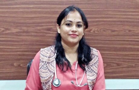 भिलाई। भारतीय महिलाएं बच्चों और पति के प्रति इतना समर्पित होती हैं कि स्वयं अपने स्वास्थ्य को हाशिए पर रख देती हैं। अपनी सेहत के प्रति लापरवाही बरतने की वजह से 50 से अधिक उम्र वाली करीब 30 फीसदी महिलाएं ऑस्टियोपोरोसिस का शिकार हो जाती हैं। पोषण की कमी, जीवनशैली में बदलाव के कारण हड्डियों की यह समस्या आती है। खासकर महिलाएं अपने कामकाज और परिवार को तवज्जो देने की वजह से खुद का ध्यान नहीं रखतीं। हड्डियों को कमजोर करने वाली इस बीमारी को साइलेंट डीजीज भी कहा जाता है।