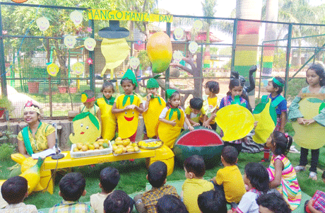 भिलाई। नित नए प्रयोगों के लिए परिचित इंदु आईटी स्कूल में मैंगो मैनिया डे मनाया गया। दिवस विशेष पर बच्चों ने आम के चित्र बनाए तथा उसके गुणों के बारे में जाना। स्कूल की तरफ से बच्चों को आम खिलाया गया। बच्चे आम के विषय में रोचक जानकारियां पाकर बेहद हर्षित हुए।26 जून 2019 को मैंगो मैनिया डे दुनिया भर में मनाया जाता है। भारत में इसका विशेष जोर रहता है। इस कार्यक्रम में कक्षा नर्सरी से के.जी- 2 तक के बच्चों ने बड़े उत्सह के साथ भाग लिया।