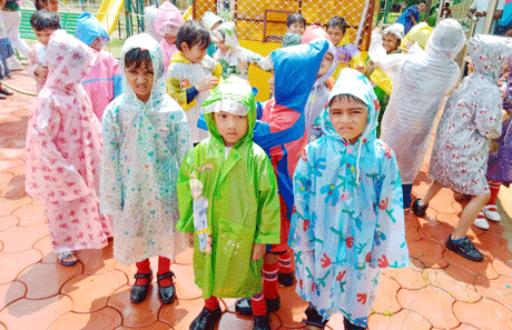 भिलाई। इंदु आई टी स्कूल में शनिवार को श्रावण मास के प्रारंभ पर वर्षा ऋतु की मनमोहनी छटा बिखेरते हुए कक्षा नर्सरी से के. जी. टू तक के नन्हे-मुन्ने बच्चे फेन्सी ड्रेस में रेन-बो (इंद्रधनुष ), रेनड्रोप, पीकॉक (मयूर), छाता, बादल बनकर आए तथा वर्षा ऋतु पर, नृत्य, कविता, गीत प्रस्तुत किया जिसे देखकर सभी मंत्रमुग्ध हो गये। रेनी डे पर प्रॉजेक्ट पेंटिंग भी की इस अवसर पर उपस्थित डायरेक्टर सर एसएम उमक, डाएरेक्टर मेडम श्रीमती मीनल उमक, यशोवर्धन उमक, प्राचार्य आलोक श्रीवास्तव, प्री-प्राइमरी विंग इंचार्ज श्रीमती शिम्पी भट्टी द्वारा एक्टिविटी में सर्वश्रेस्ट प्रदर्शन करने वाले बच्चों को पुरस्कार भी वितरित किया, शिक्षक-गण भी उपस्थित थे। वर्षा ऋतु पर बच्चों का उत्साह व प्रस्तुति देखकर पुरस्कार भी वितरित किए गये।