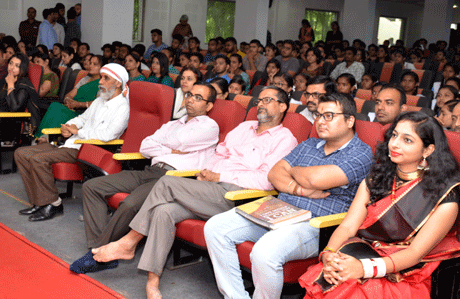 भिलाई। श्री शंकराचार्य इंस्टिट्यूट ऑफ़ फाइन आर्ट्स एंड कम्युनिकेशन में एक दिवसीय कार्यशाला का आयोजन किया गया। जनसंचार में इंटीरियर डिजाइनिंग में फैशन डिजाइनिंग में किस तरह के रोजगार के संभावनाएं हैं, विषय पर विशेषज्ञों ने अपनी बात रखी। विशेषज्ञ के रूप में आये तन्मय पटेल ने कहा की जनसंचार एक ऐसा माध्यम है जिसमे व्यक्ति अपनी एक्टिविटी का प्रदर्शन कर सकता है। दर्पण परमार ने इंटीरियर डिजाइनिंग और ग्राफिक डिजाइनिंग पर अपने विचार व्यक्त किया।