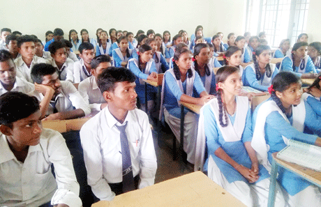  भिलाई। सूचनाओं के इस बवंडर में सही सूचना प्राप्त करना एक कठिन चुनौती है। इसलिए सूचना के सही स्रोतों की पहचान करना बेहद जरूरी है। अफवाहें और आधी अधूरी सूचनाएं अनेक समस्याओं को जन्म देती हैं। छात्र जीवन में ही हमें इसकी आदत डाल लेनी चाहिए कि क्लास स्वयं अटेंड करें, नोट्स कापी न करें, नोटिस बोर्ड को स्वयं देखें और सूचनाएं अधिकृत शिक्षक या सीधे प्राचार्य से प्राप्त करें। इससे चूकें कम होंगी और तनाव भी नहीं होगा।