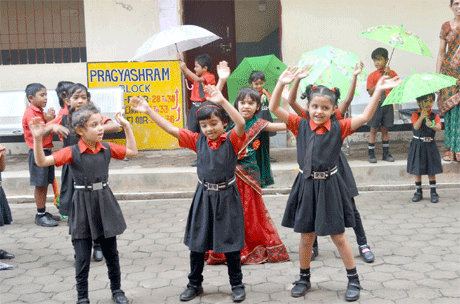 भिलाई। नित नए प्रयोगों के इस दौर में जब लोगों पर बच्चों को कम्प्यूटर कीड़ा बनाने का जुनून सवार है तब केपीएस कुटेलाभाठा ने उन्हें प्रकृति से जोड़ने का अनूठा प्रयोग किया। बच्चों ने बारिश की बूंदों के साथ नृत्य किया और निचले हिस्सों में जमा पानी में ‘छपाक-छई’ भी किया। शिक्षकों ने बच्चों को बारिश के विषय में अनेक रोचक जानकारियां दीं और बारिश में भीगने के किस्से भी सुनाए। इस स्कूल ने पहले भी रंग बिरंगे प्लास्टिक के टिफिन बाक्स की छुट्टी कर बच्चों को स्टील के टिफिन बाक्स प्रदान कर एक मिसाल कायम की थी।