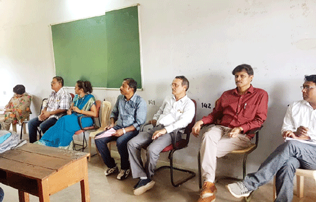 भिलाई। कल्याण महाविद्यालय के राजनीति विभाग द्वारा यू.जी.सी. के निर्देश पर नयी शिक्षा नीति 2019 पर परिचर्चा आयोजित की गई। परिचर्चा का संचालन राजनीति विभाग की प्राध्यापिका डॉ. विभा सिंह और डॉ. मणी मेखला शुक्ला द्वारा किया गया। डॉ.विभा सिंह ने नयी शिक्षा नीति पर अपने विचार रखते हुए कहा कि, शिक्षा के साथ-साथ छात्रों के योग्यतानुसार रोजगारोन्मुखी कार्य भी कराने चाहिए, जिससे छात्र स्वरोजगार र्प्राप्त कर सकें । शिक्षा में शोध के प्रति रूझान को बढ़ाने की बात कही गई।