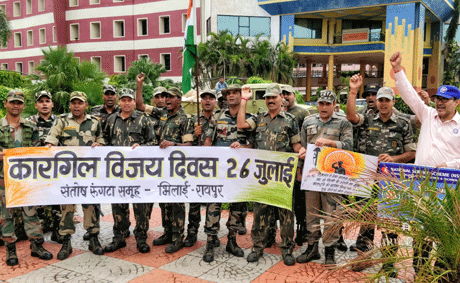 भिलाई। कोहका-कुरूद रोड स्थित संतोष रूंगटा कैम्पस (आर-1) में संचालित रूंगटा कॉलेज आॅफ इंजीनियरिंग एण्ड टेक्नालॉजी (आरसीइटी) में कारगिल युद्ध में भारत की जीत के 20 साल पूर्ण होने के अवसर पर कारगिल विजय दिवस का आयोजन किया गया। सेना के अतुल्य पराक्रम को रेखांकित करने के उद्देश्य से अस अवसर पर कॉलेज की राष्ट्रीय सेवा योजना इकाई आरसीइटी, भिलाई के तत्वावधान में विभिन्न कार्यक्रमों का आयोजन किया गया। आयोजित कार्यक्रम में कॉलेज में संचालित बीई, एमटेक, एमबीए कोर्स के स्टूडेंट्स के साथ-साथ रिसर्च स्कॉलर्स ने भी हिस्सा लिया।