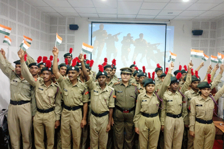 दुर्ग। साइंस कालेज दुर्ग के एनसीसी प्रभाग ने 20वां कारगिल विजय दिवस का आयोजन किया गया। प्रभारी प्राचार्य डी सिद्दीकी ने प्रेरणात्मक व्याख्यान दिया और कहा कि वीर सपूतों के शौर्य को हमेशा याद रखा जाएगा। डॉ राजेन्द्र चौबे विभागाध्यक्ष समाजशास्त्र ने वीर सपूतों को नमन करते हुए युद्ध और शांति के बारे में बताया। उन्होंने कैडेट्स को देश सेवा के लिए प्रेरित किया। कैडेट्स को डाकुमेन्ट्री फिल्म भी दिखाया। 