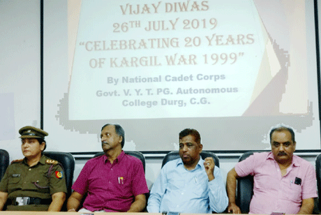 दुर्ग। साइंस कालेज दुर्ग के एनसीसी प्रभाग ने 20वां कारगिल विजय दिवस का आयोजन किया गया। प्रभारी प्राचार्य डी सिद्दीकी ने प्रेरणात्मक व्याख्यान दिया और कहा कि वीर सपूतों के शौर्य को हमेशा याद रखा जाएगा। डॉ राजेन्द्र चौबे विभागाध्यक्ष समाजशास्त्र ने वीर सपूतों को नमन करते हुए युद्ध और शांति के बारे में बताया। उन्होंने कैडेट्स को देश सेवा के लिए प्रेरित किया। कैडेट्स को डाकुमेन्ट्री फिल्म भी दिखाया। 
