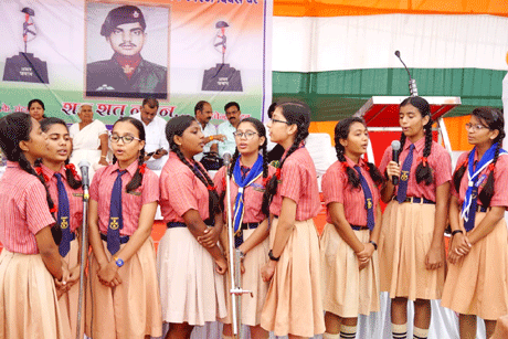 भिलाई। नगर पालिक निगम भिलाई क्षेत्र के शहीद कौशल यादव स्मारक स्थल हुडको उद्यान में शहीद कौशल यादव को श्रद्धा सुमन एवं श्रद्धांजलि अर्पित करने 25 जुलाई 2019 को जनसैलाब उमड़ पड़ा। भारत माता के वीर सपूत एवं कारगिल के रणबांकुरे नायक कौशल यादव ने कारगिल युद्ध आॅपरेशन विजय में मातृभूमि की रक्षा करते हुए 25 जुलाई, 1999 को वीरगति प्राप्त की थी। शहीद की याद में यहां प्रतिवर्ष यह आयोजन होता है।