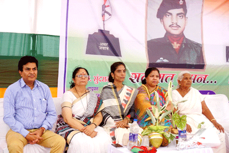 भिलाई। नगर पालिक निगम भिलाई क्षेत्र के शहीद कौशल यादव स्मारक स्थल हुडको उद्यान में शहीद कौशल यादव को श्रद्धा सुमन एवं श्रद्धांजलि अर्पित करने 25 जुलाई 2019 को जनसैलाब उमड़ पड़ा। भारत माता के वीर सपूत एवं कारगिल के रणबांकुरे नायक कौशल यादव ने कारगिल युद्ध आॅपरेशन विजय में मातृभूमि की रक्षा करते हुए 25 जुलाई, 1999 को वीरगति प्राप्त की थी। शहीद की याद में यहां प्रतिवर्ष यह आयोजन होता है।