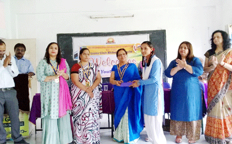  भिलाई। युवा कौशल दिवस पर एमजे कालेज ने शहर के 8 स्कूलों में तीन अलग-अलग प्रतियोगिताओं का आयोजन किया। स्कूली बच्चों ने निबंध में अपने साझा किये, पोस्टर पर अपनी कल्पना के रंग बिखेरा और कौशल से मुकाम बनाने वालों के फोटोग्राफ्स शेयर किये। पुरस्कार वितरण समारोह को संबोधित करते हुए एमजे कालेज की डायरेक्टर श्रीलेखा विरुलकर ने जीवन में विनम्रता की भूमिका को रेखांकित करते हुए कहा कि सीखने के लिए झुकने में कोई बुराई नहीं होती।