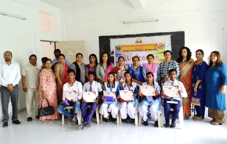  भिलाई। युवा कौशल दिवस पर एमजे कालेज ने शहर के 8 स्कूलों में तीन अलग-अलग प्रतियोगिताओं का आयोजन किया। स्कूली बच्चों ने निबंध में अपने साझा किये, पोस्टर पर अपनी कल्पना के रंग बिखेरा और कौशल से मुकाम बनाने वालों के फोटोग्राफ्स शेयर किये। पुरस्कार वितरण समारोह को संबोधित करते हुए एमजे कालेज की डायरेक्टर श्रीलेखा विरुलकर ने जीवन में विनम्रता की भूमिका को रेखांकित करते हुए कहा कि सीखने के लिए झुकने में कोई बुराई नहीं होती।