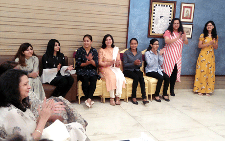 भिलाई। 80 फीसदी अपराधों के पीछे नशाखोरी का होता है। नशे की पिनक में लोग जघन्य से जघन्यतर अपराध कर बैठते हैं। यदि हम नशाखोरी पर अंकुश लगा सके तो अपराध भी स्वयं ही कम होते चले जाएंगे। माँ शारदा सामर्थ्य चैरिटेबल ट्रस्ट की टीम शिक्षा और समाज सेवा के क्षेत्र में अच्छा काम कर रही है। यदि ट्रस्ट की टीम नशे की प्रवृत्ति पर लगाम लगाने की दिशा में भी काम करे तो पुलिस हर कदम पर उसका सहयोग करेगी। उक्त बातें अतिरिक्त पुलिस अधीक्षक शहर रोहित झा ने ट्रस्ट की आमसभा से पूर्व आयोजित समारोह को संबोधित करते हुए कही।