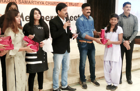 भिलाई। 80 फीसदी अपराधों के पीछे नशाखोरी का होता है। नशे की पिनक में लोग जघन्य से जघन्यतर अपराध कर बैठते हैं। यदि हम नशाखोरी पर अंकुश लगा सके तो अपराध भी स्वयं ही कम होते चले जाएंगे। माँ शारदा सामर्थ्य चैरिटेबल ट्रस्ट की टीम शिक्षा और समाज सेवा के क्षेत्र में अच्छा काम कर रही है। यदि ट्रस्ट की टीम नशे की प्रवृत्ति पर लगाम लगाने की दिशा में भी काम करे तो पुलिस हर कदम पर उसका सहयोग करेगी। उक्त बातें अतिरिक्त पुलिस अधीक्षक शहर रोहित झा ने ट्रस्ट की आमसभा से पूर्व आयोजित समारोह को संबोधित करते हुए कही।