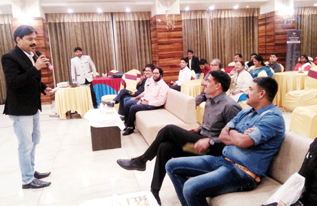 भिलाई। 80 फीसदी अपराधों के पीछे नशाखोरी का होता है। नशे की पिनक में लोग जघन्य से जघन्यतर अपराध कर बैठते हैं। यदि हम नशाखोरी पर अंकुश लगा सके तो अपराध भी स्वयं ही कम होते चले जाएंगे। माँ शारदा सामर्थ्य चैरिटेबल ट्रस्ट की टीम शिक्षा और समाज सेवा के क्षेत्र में अच्छा काम कर रही है। यदि ट्रस्ट की टीम नशे की प्रवृत्ति पर लगाम लगाने की दिशा में भी काम करे तो पुलिस हर कदम पर उसका सहयोग करेगी। उक्त बातें अतिरिक्त पुलिस अधीक्षक शहर रोहित झा ने ट्रस्ट की आमसभा से पूर्व आयोजित समारोह को संबोधित करते हुए कही।