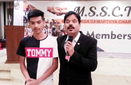 भिलाई। माँ शारदा सामर्थ्य चैरिटेबल ट्रस्ट के मंच पर मयंक पेटकर ने बीट-बॉक्सिंग की अद्भुत कला की प्रस्तुति देकर खूब तालियां बटोरीं। शंकराचार्य विद्यालय, हुडको की कक्षा 12वीं के छात्र मयंक ने बताया कि यह कला वेस्टर्न हिप-हॉप कल्चर का ही एक हिस्सा है। यूट्यूब ने इस विधा को सीखने में उनकी मदद की। रविवार को होटल अमित पार्क इंटरनेशनल में आयोजित माँ शारदा सामर्थ्य चैरिटेबल ट्रस्ट के कार्यक्रम में कॉमर्स गुरू डॉ संतोष राय ने मयंक का परिचय दिया। मयंक के पिता की कुछ समय पूर्व आकस्मिक मृत्यु हो गई। इस सदमे ने उसे हिला कर रख दिया था। पर पढ़ने में रुचि और हॉबी ने उसे इस सदमे से उबारा और वह एक बार फिर अपनी हुनर को निखारने में जुट गया है।