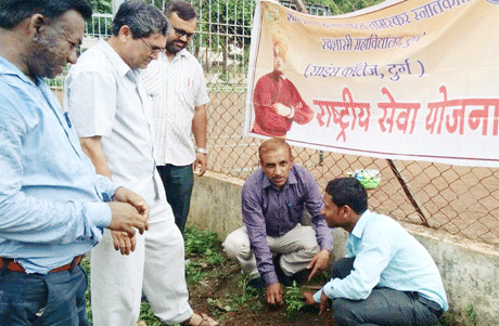 दुर्ग। साइंस कालेज, दुर्ग के एनएसएस इकाई द्वारा सघन वृक्षारोपण कार्यक्रम के अंतर्गत खेल मैदान के किनारे छायादार औषधीय एवं अधिक ऑक्सीजन देने वाले पौधों का वृक्षारोपण किया गया, जिसमें नीम, करंज, अमलताष, आंवला आदि प्रमुख है। महाविद्यालय के प्राचार्य डॉ. एमए सिद्दीकी ने वतर्मान समय में वृक्षारोपण की महती आवष्यकता को देखते हुए वृक्षारोपण हेतु छात्र-छात्राओं को प्रेरित किया।